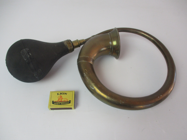 054 - Stunning Vintage Brass Car Horn